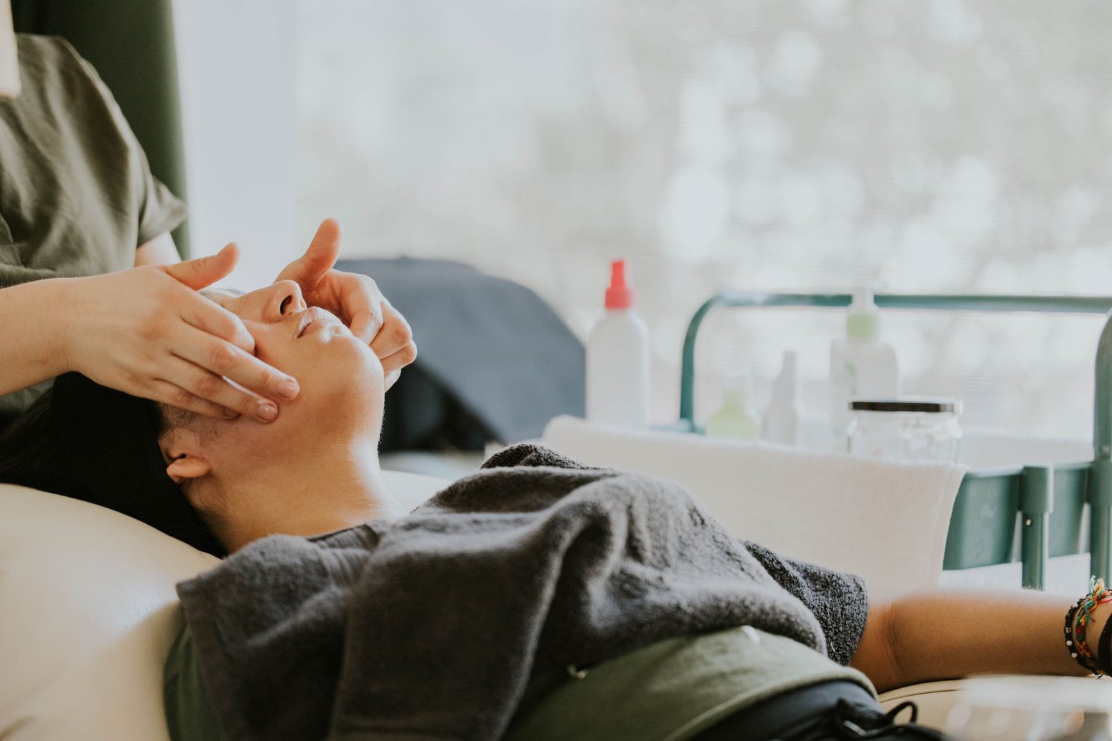 Radiofrequency skin-firming facial device in a clinic treatment room