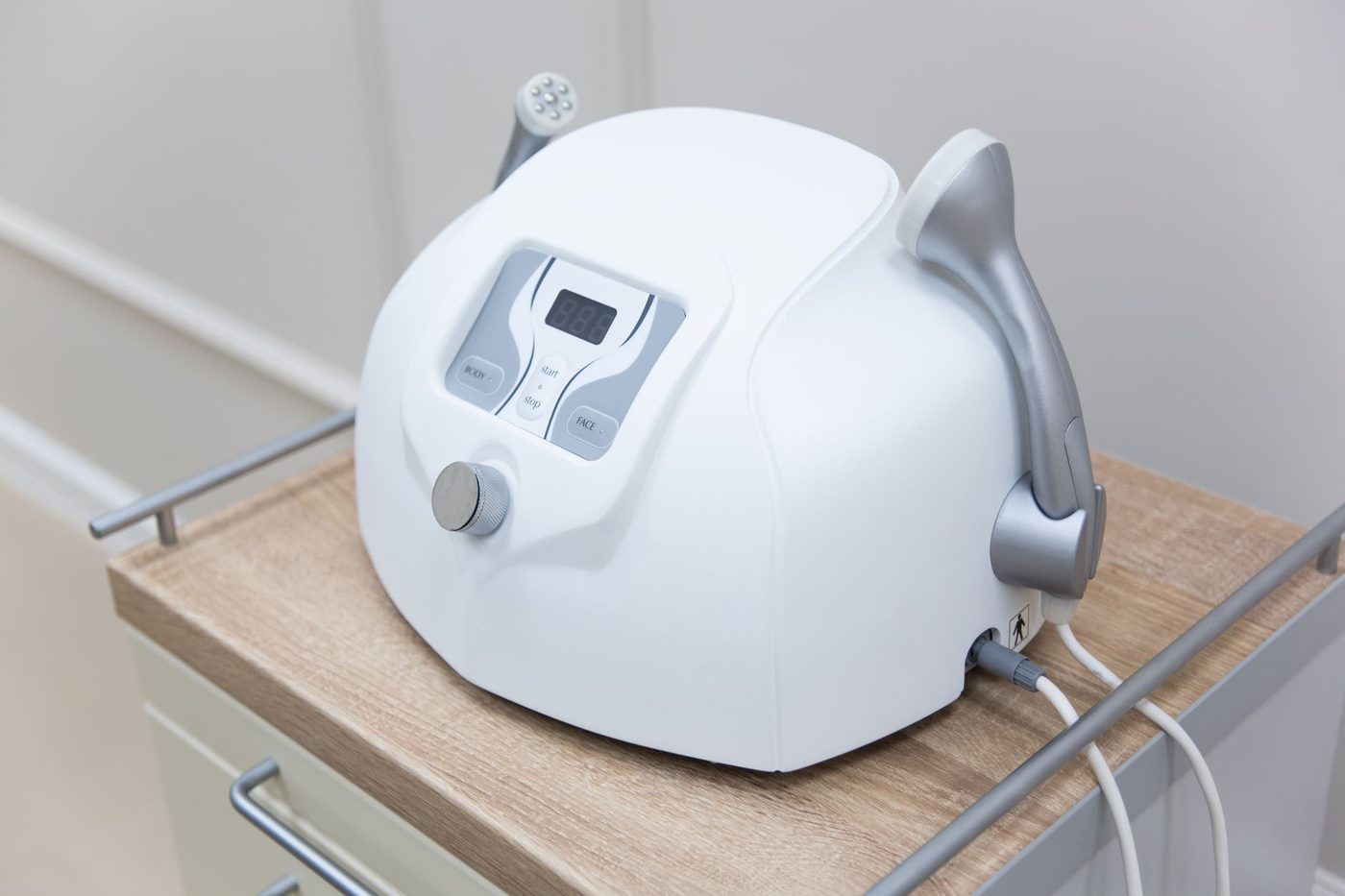 Radiofrequency skin-firming facial device in a clinic treatment room