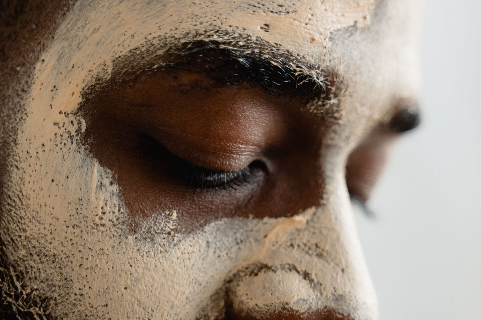 Depigmentation mask applied to the skin