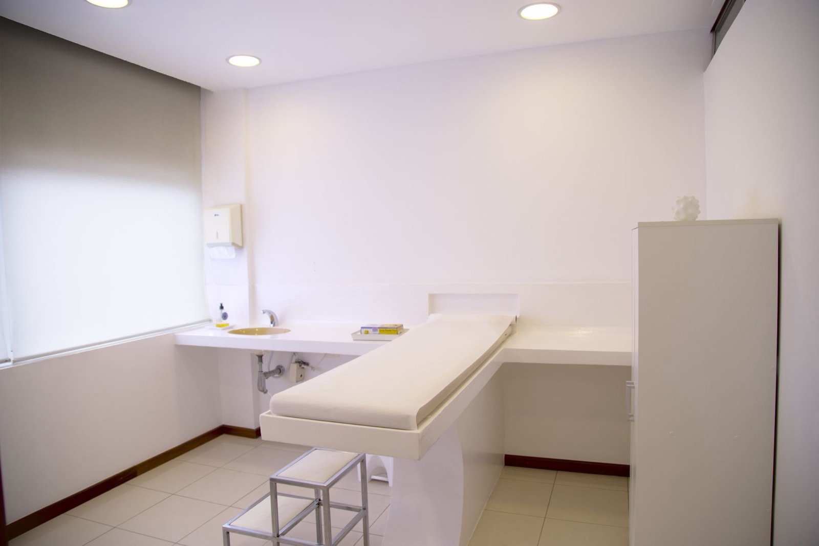Clinical treatment room prepared for a procedure